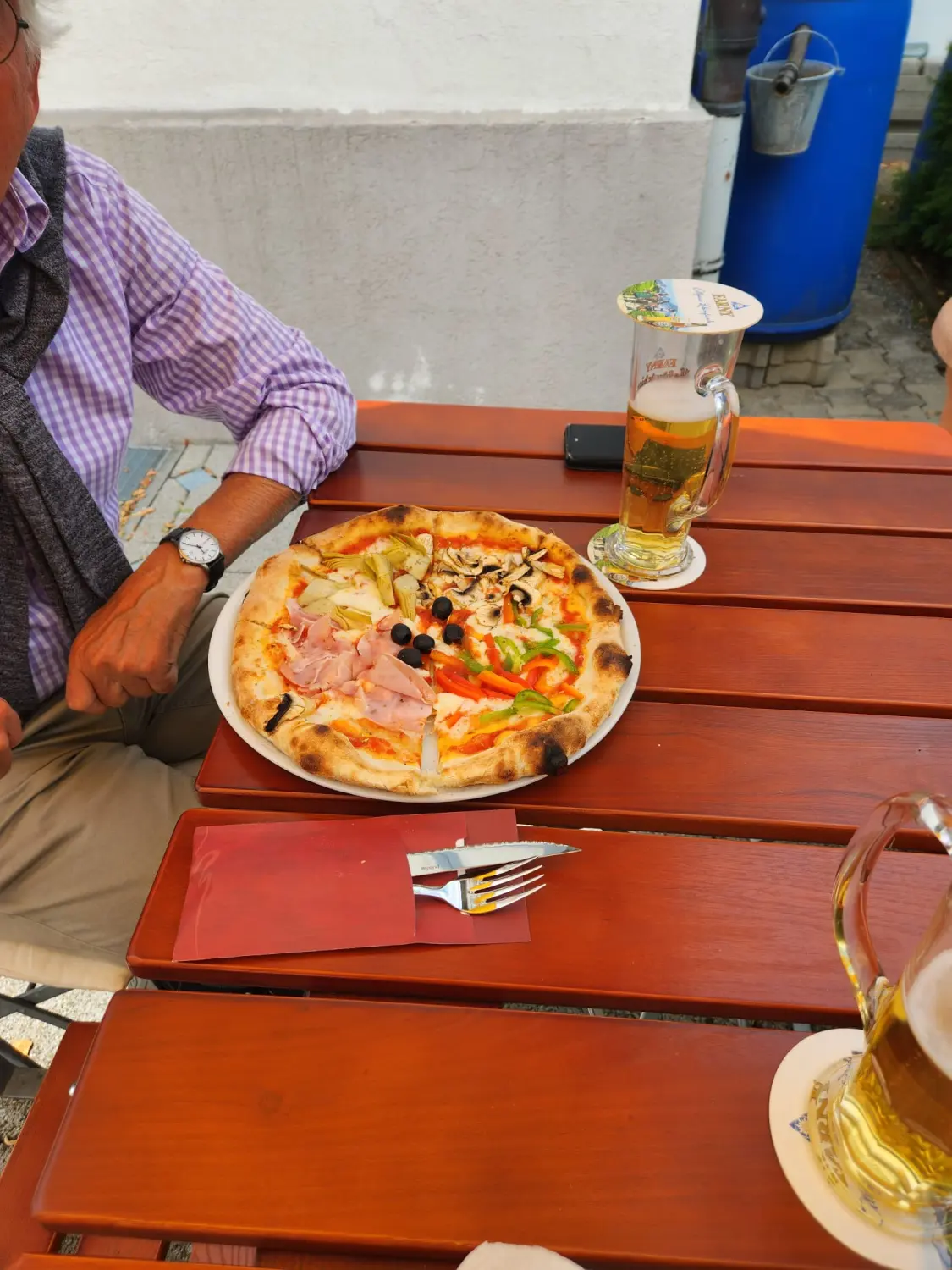 Zum Hasen, Pizza und Bierglas auf einem Tisch
